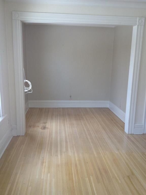 Alcove bonus room, great to put home office.