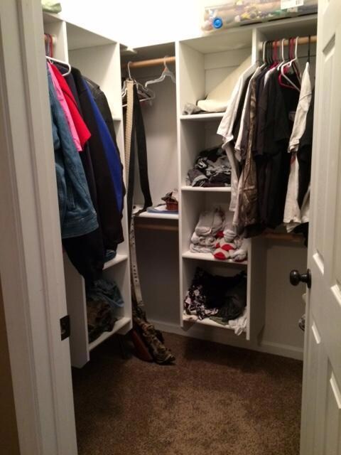 Master bedroom walk in closet<|><|>