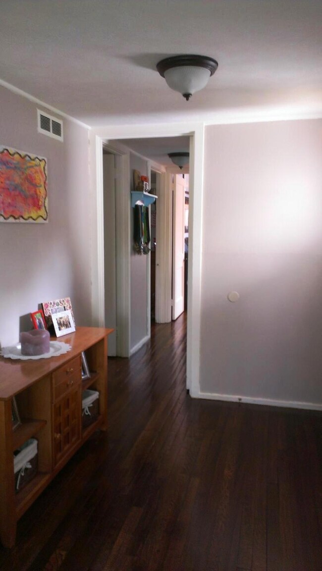 Entry way...look at the hardwoods!.jpg