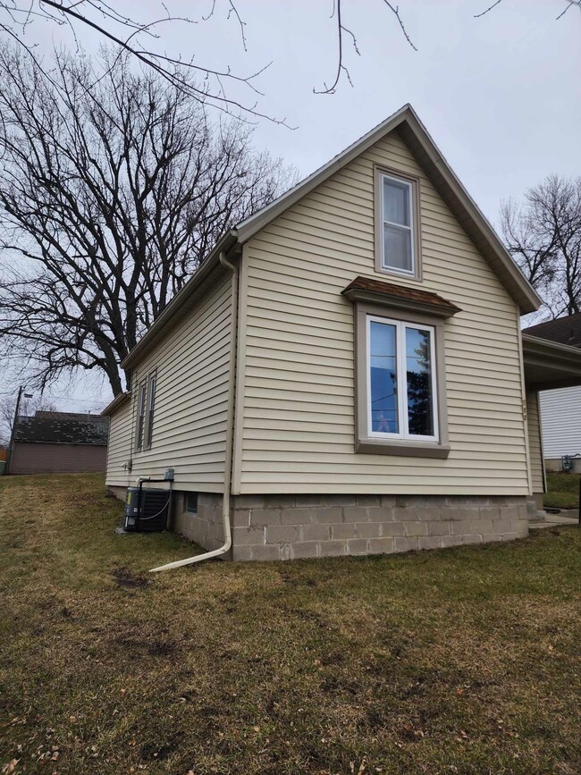 512 Saint Thomas Ave, Albert Lea, MN 56007 - photo 6