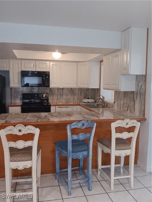 Kitchen with attached bar area