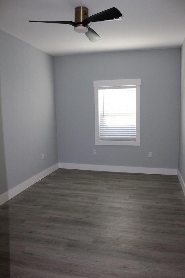 1215 E Waldburg St, Savannah, GA 31404 - photo 7