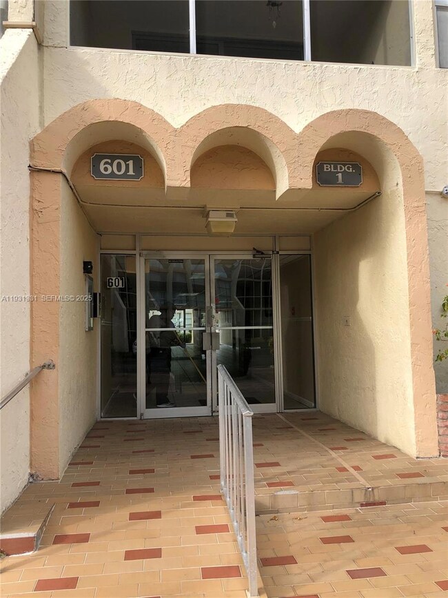 DeSoto Park unit 316, Hallandale Beach, FL 33009 - photo 2