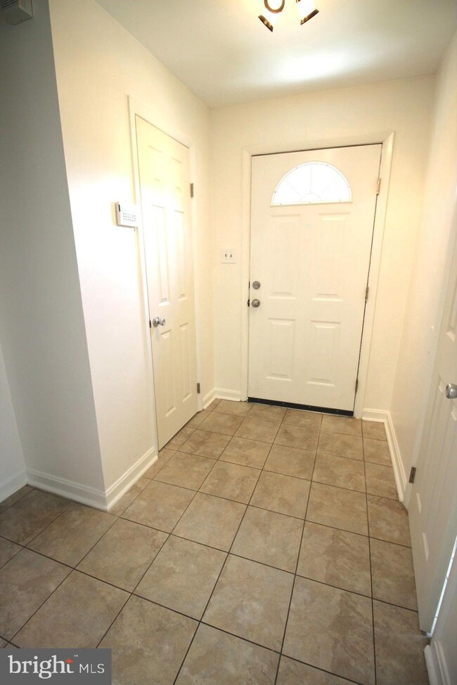 7439 Larne Ct, Lorton, VA 22079 - photo 5