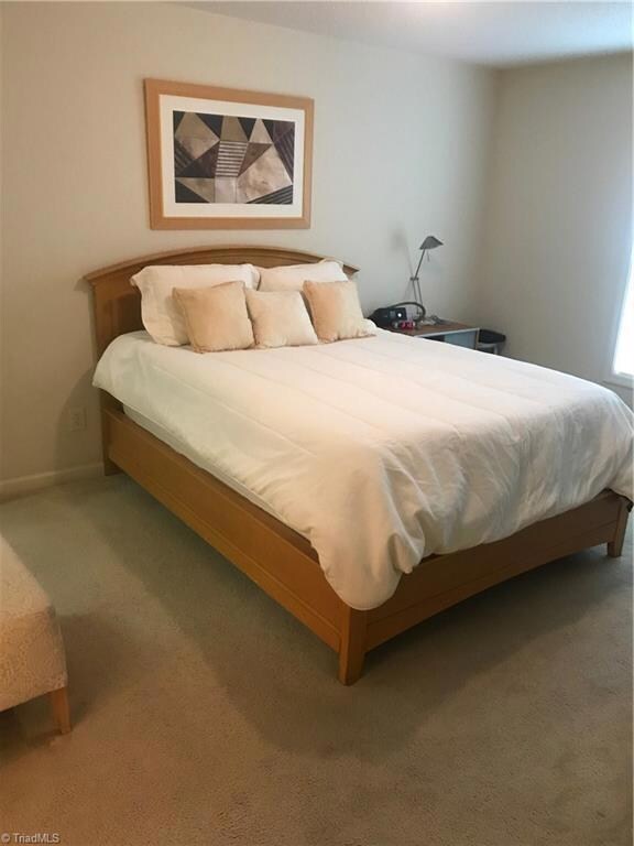 Master bedroom w/ full bath and walk in closet