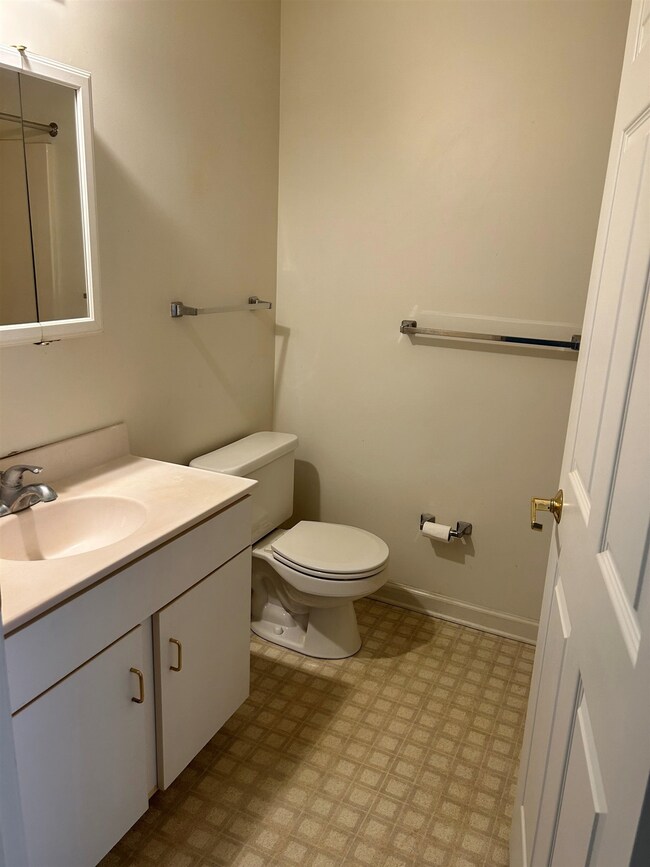 1127 Robin Hood Ct unit 202, Harrisonburg, VA 22801 - photo 2