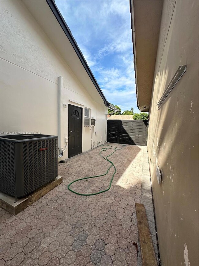 15882 SW 138th Ct unit Rear, Miami, FL 33177 - photo 5