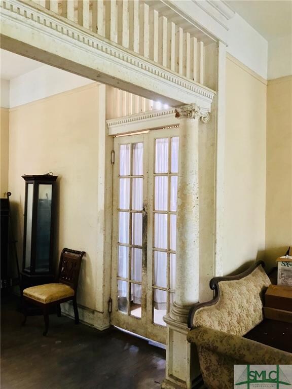 Entrance with architectural elements, dual directi