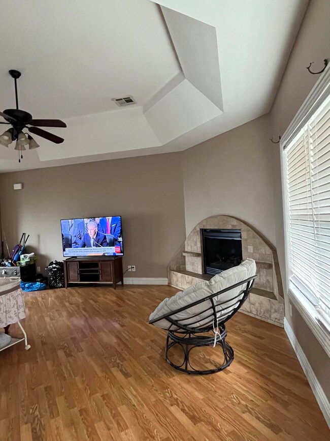 607 Howard Living room 2