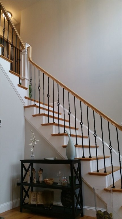 Cathedral ceiling entry foyer with loft/balcony on