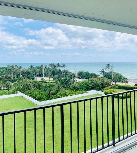 OCEAN VIEWS FROM PRIVATE BALCONY!