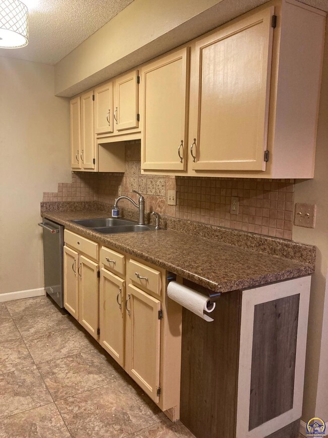 5641 SW Foxcroft Cir S unit 101, Topeka, KS 66614 - photo 7