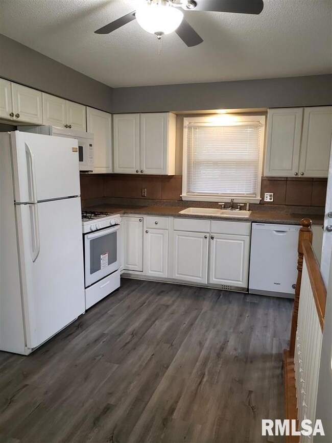 2330 W 40th St, Davenport, IA 52806 - photo 2