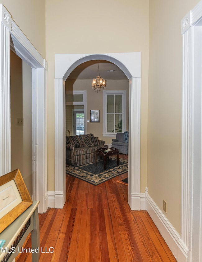 729 N Pearl hallway