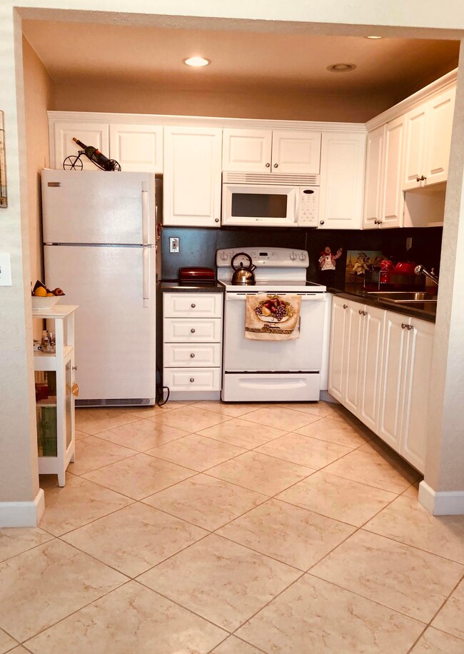 568 Capri L, Delray Beach, FL 33484 - photo 2