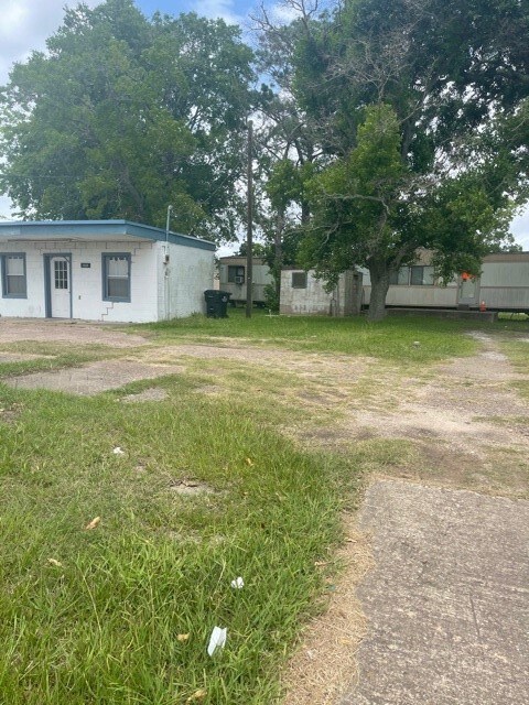 1824 W Highway 6, Alvin, TX 77511 - photo 4