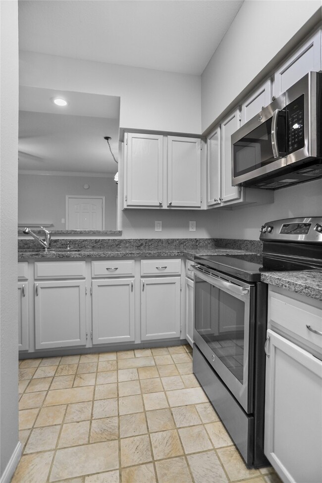 3800 Tanglewilde St unit 607, Houston, TX 77063 - photo 6