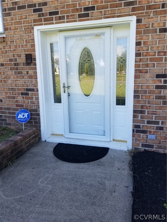 Welcome to 208 Oxford Road! Freshly painted throug