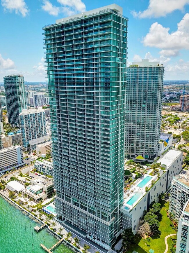 One Paraiso Preferred Tower directly on the Bay
