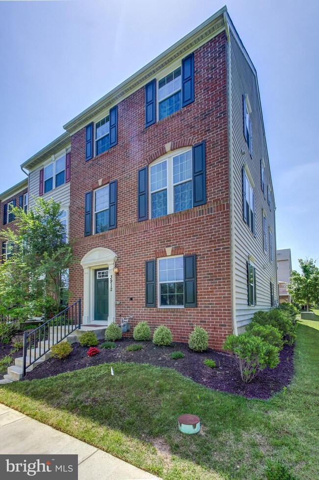 3912 Halton Hall Ln, Burtonsville, MD 20866 - photo 2