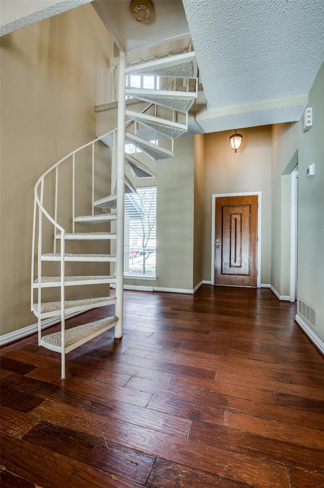 Entrance foyer with visible vents, baseboards, har