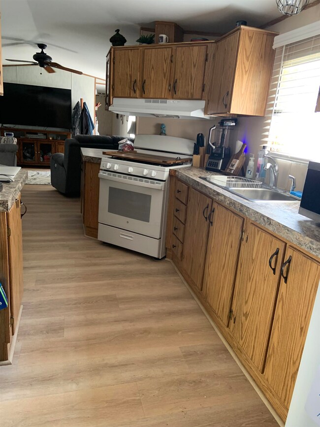 2 Robyn Ct, Litchfield, NH 03052 - photo 6