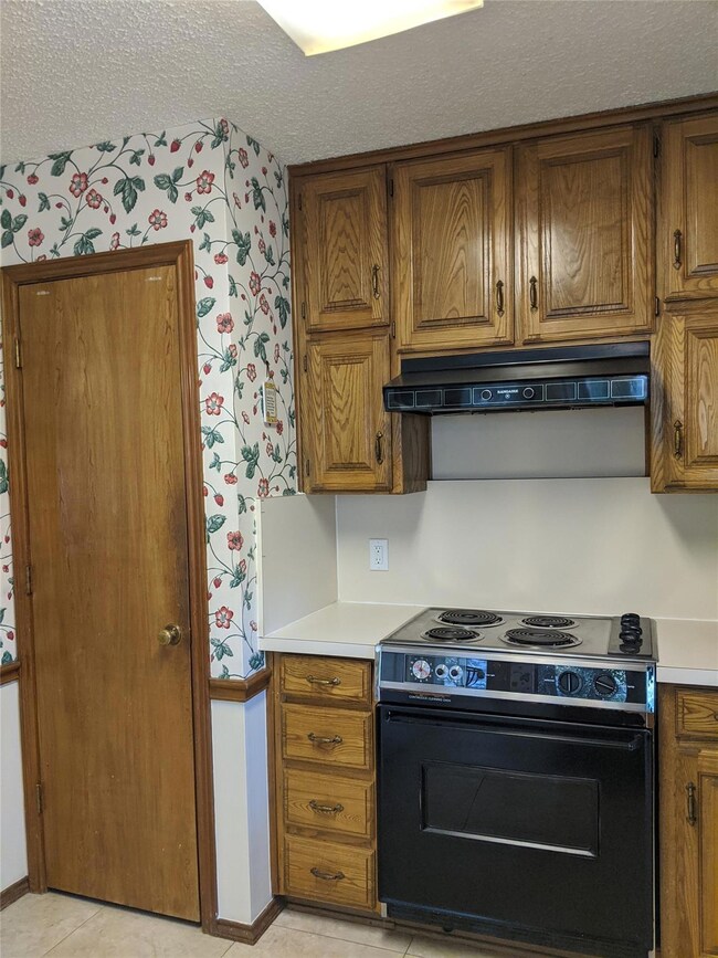 204 Bremen Dr, Hurst, TX 76054 - photo 7