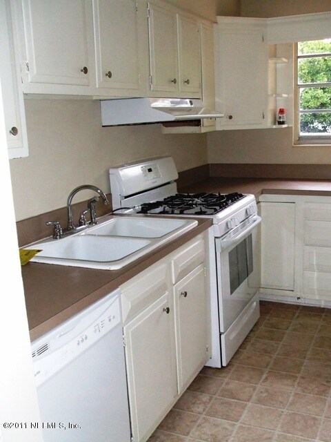 6809 Medellin Ct, Jacksonville, FL 32210 - photo 5