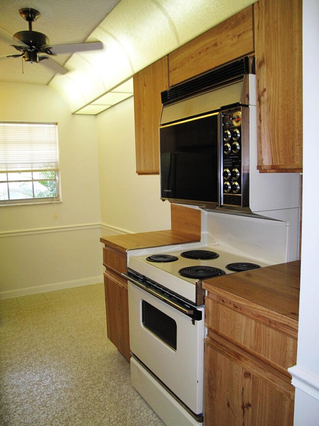 Eat in kitchen (2)