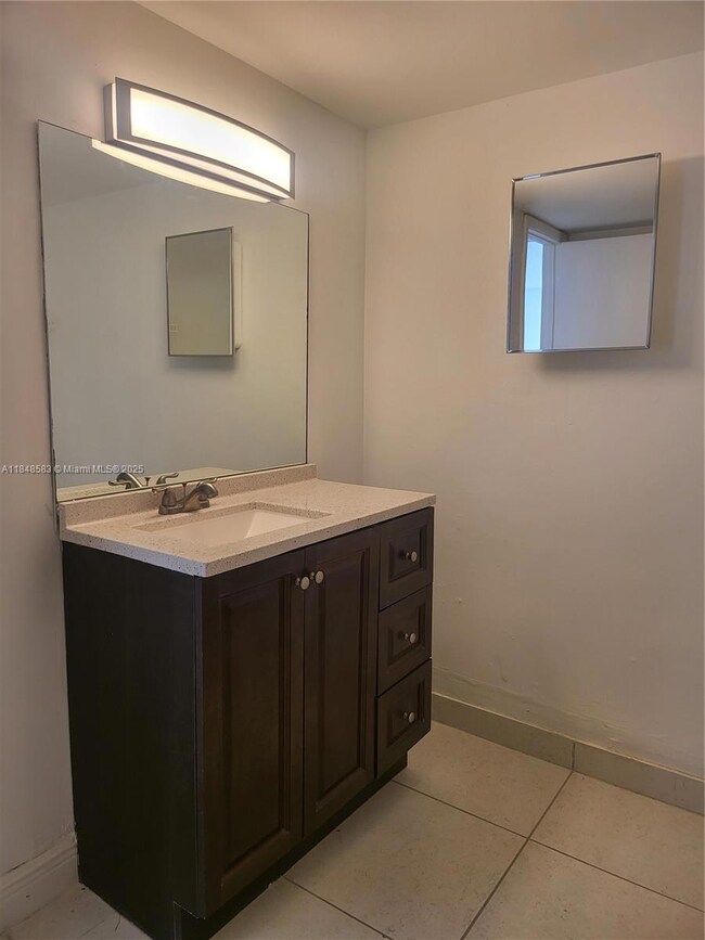 17500 NW 68th Ave unit D3010, Hialeah, FL 33015 - photo 4