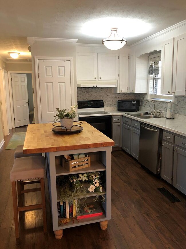 Kitchen w/ island