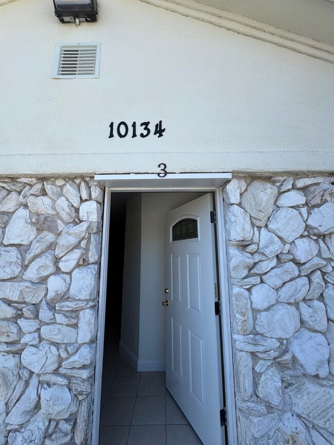 10134 Kirkglen Dr unit 3, Houston, TX 77089 - photo 2