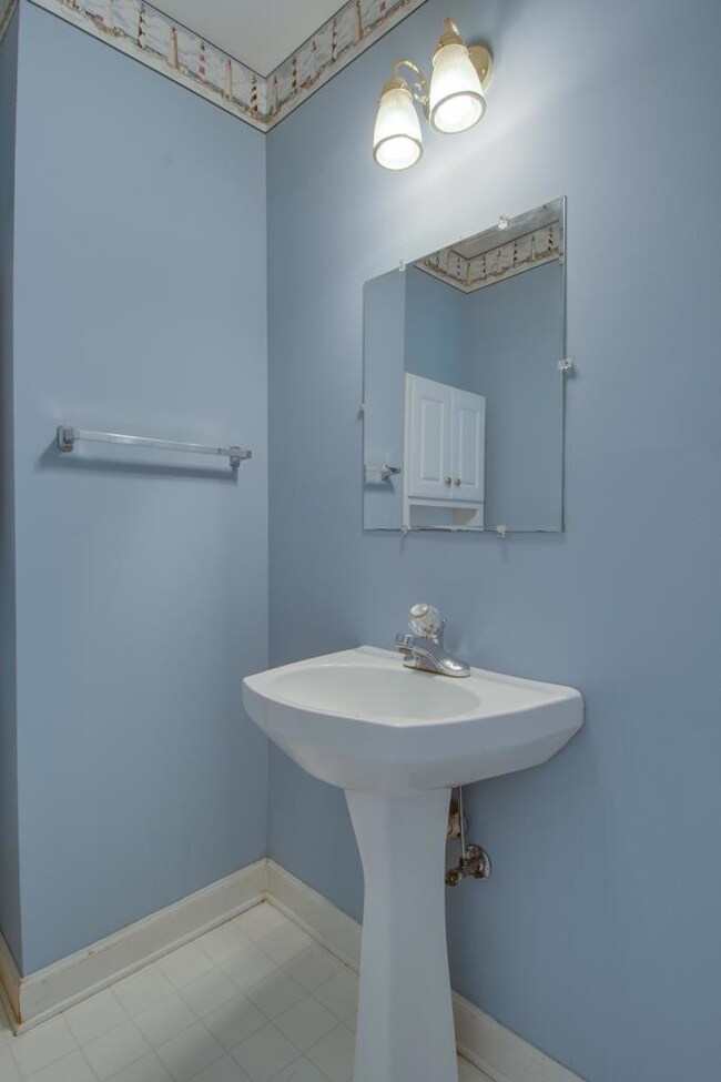  Great colors and a pedestal sink in this bathroom. 