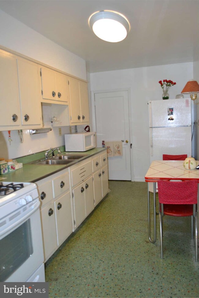 216 Medwick Garth E, Catonsville, MD 21228 - photo 6