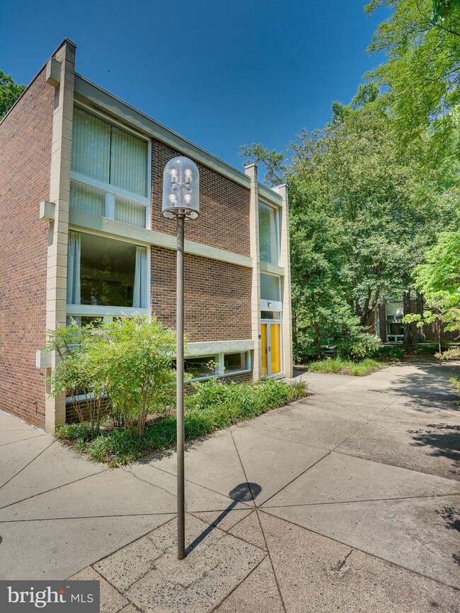 11513 Maple Ridge Rd, Reston, VA 20190 - photo 2