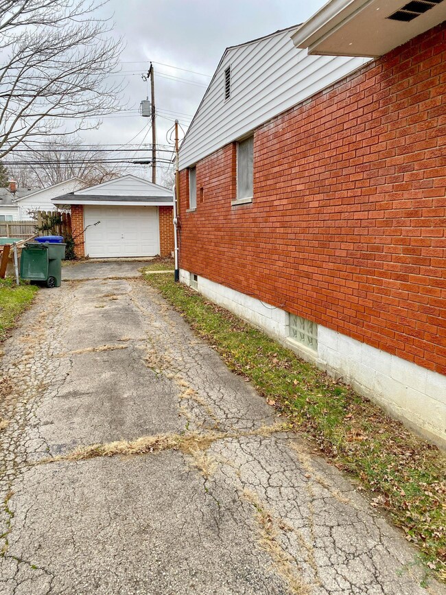 719 Glenmoor Dr, Columbus, OH 43228 - photo 5