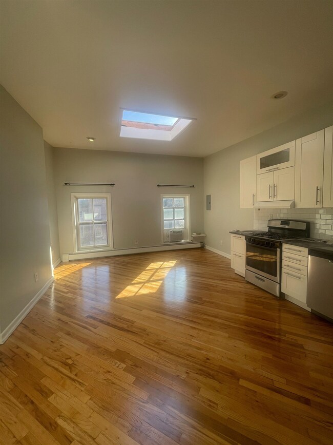 132 Sussex St unit 3, Jersey City, NJ 07302 - photo 2
