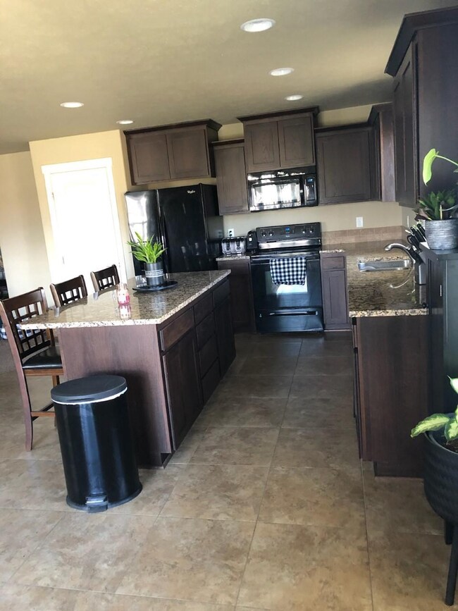 903 Magnum Ave, Moxee, WA 98936 - photo 3