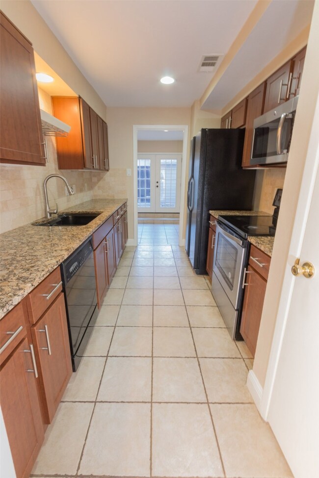 1075 Country Place Dr unit 1075, Houston, TX 77079 - photo 4