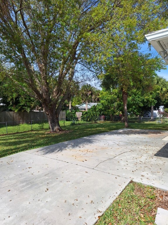 nice size fenced yard, with sprinkler system