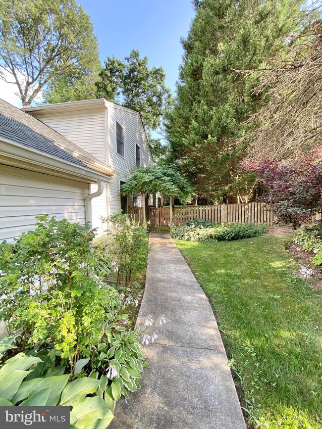 9807 Summerday Dr, Burke, VA 22015 - photo 5