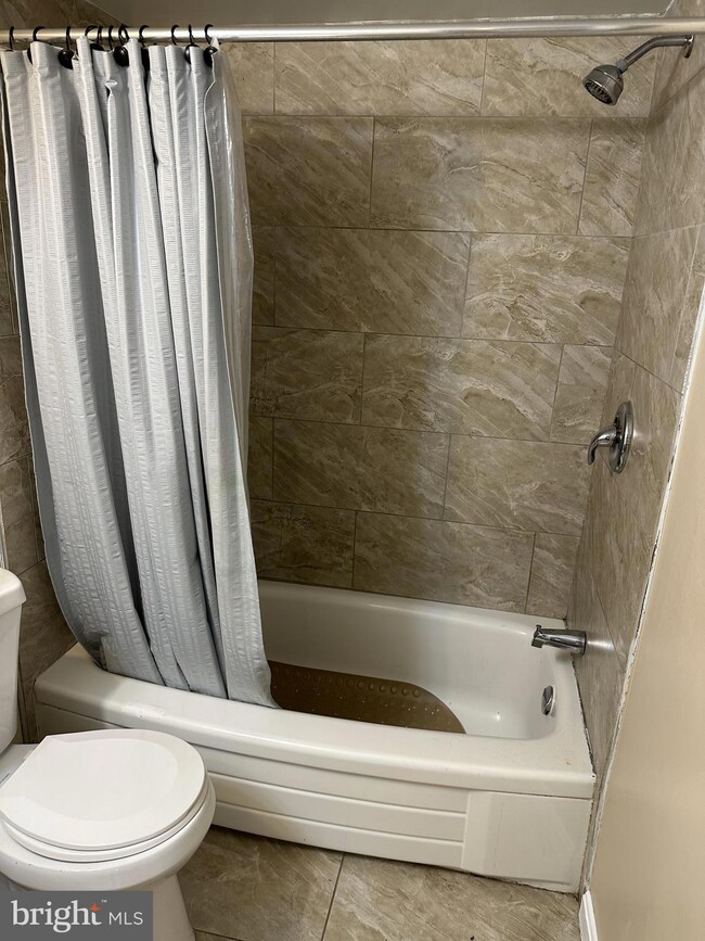 7855 Enola St unit 104, McLean, VA 22102 - photo 4