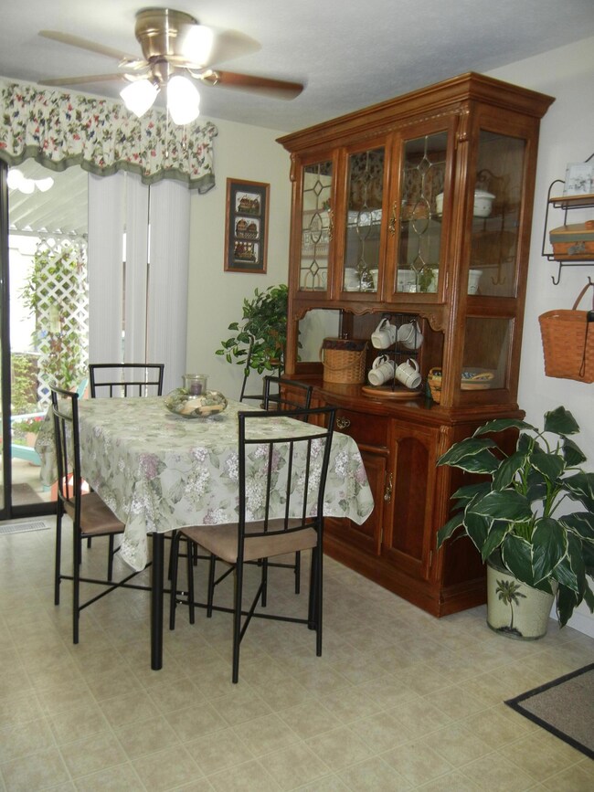 Eatting Area off Kitchen