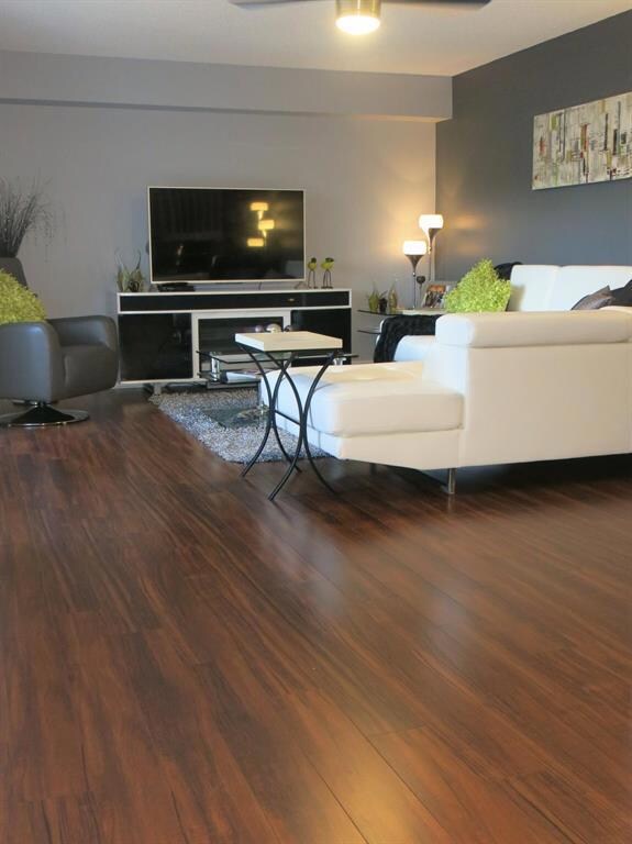 Gorgeous laminate floors throughout