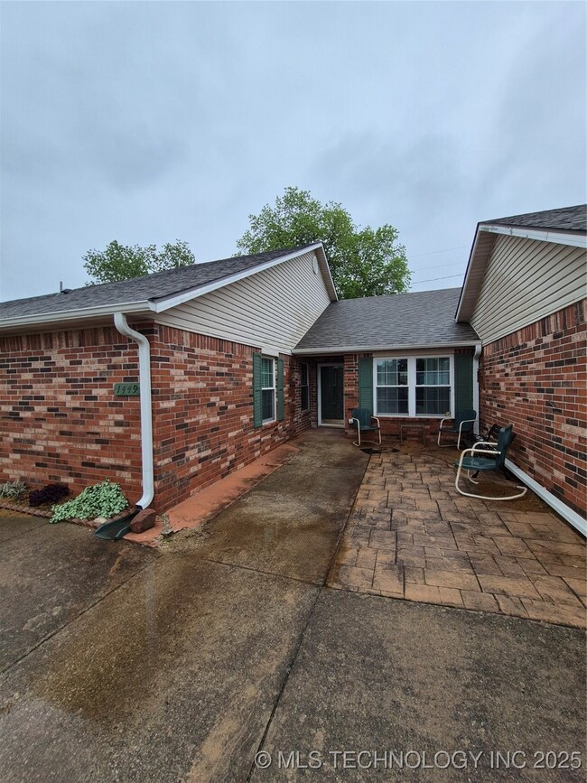 1449 W Evergreen Ln, Claremore, OK 74017 - photo 2