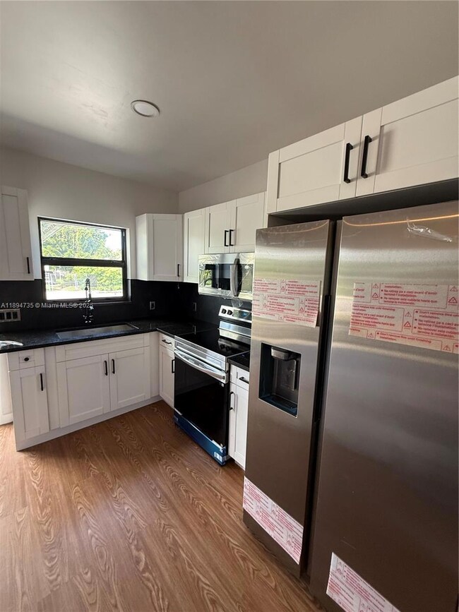 512 NW 2nd Ave unit B, Hallandale Beach, FL 33009 - photo 4