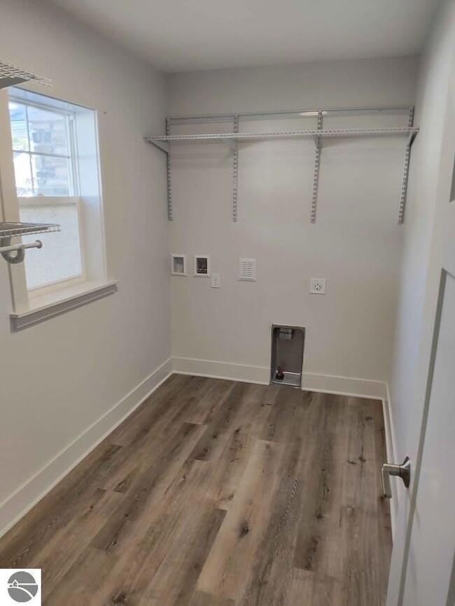 1542 Simsbury St, Traverse City, MI 49686 - photo 6