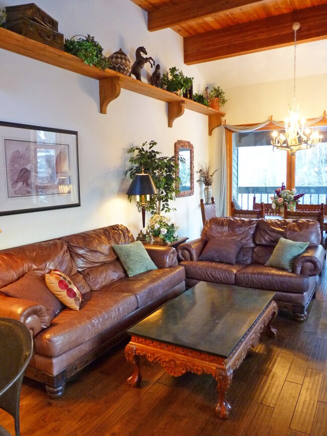 Riverside C-204 Living Room