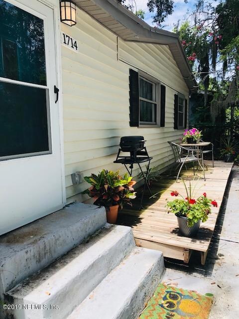 Adorable front patio space