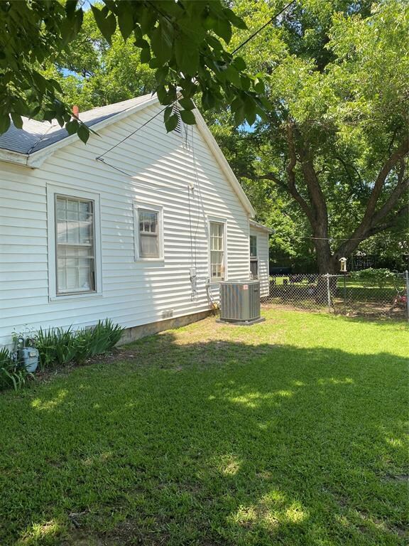 904 N Howeth St, Gainesville, TX 76240 - photo 2